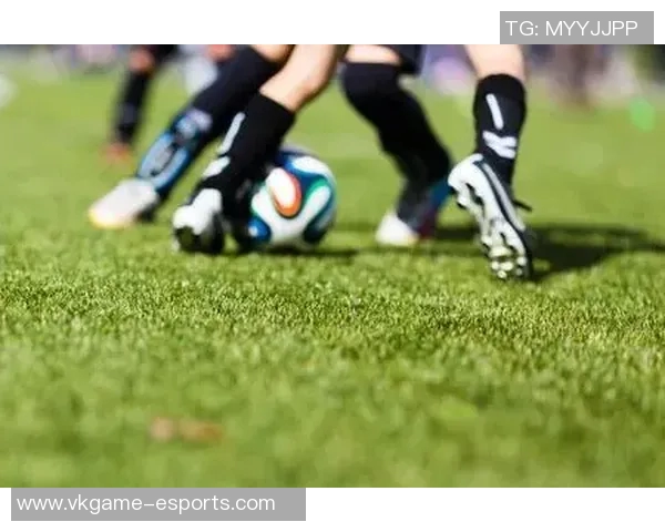 百大足球球星风采集结图鉴全景呈现精彩瞬间与辉煌成就